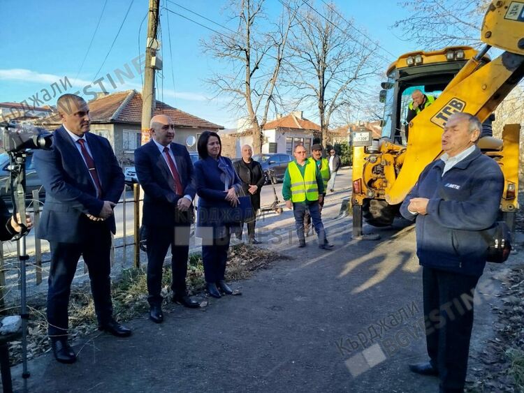 Стартира мащабен ремонт на народно читалище "Родопски фар 1938"в Кърджали/снимки/