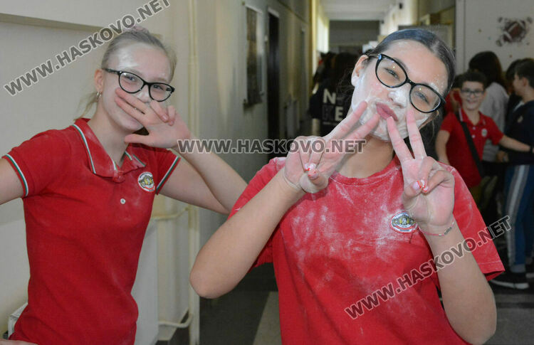 Представиха коледни обичаи и замесиха обредни хлябове в СУ „Васил Левски“