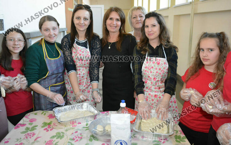 Представиха коледни обичаи и замесиха обредни хлябове в СУ „Васил Левски“