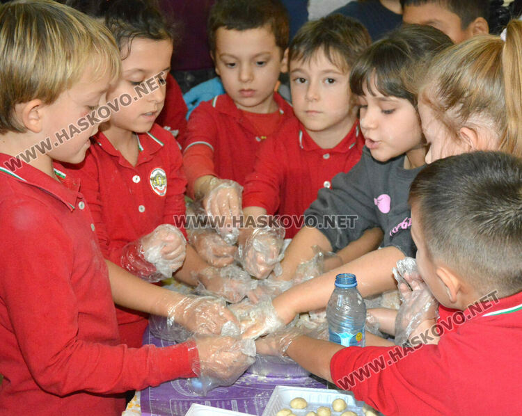 Представиха коледни обичаи и замесиха обредни хлябове в СУ „Васил Левски“