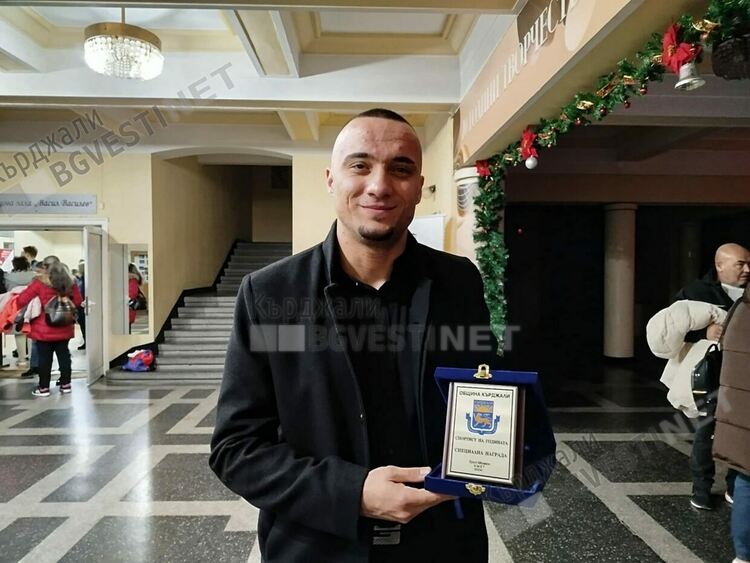 Състезателят по олимпийско карате Тунджай Тасим със специална награда за двете си европейски титли