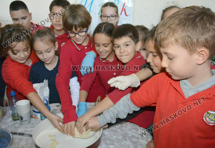 Представиха коледни обичаи и замесиха обредни хлябове в СУ „Васил Левски“
