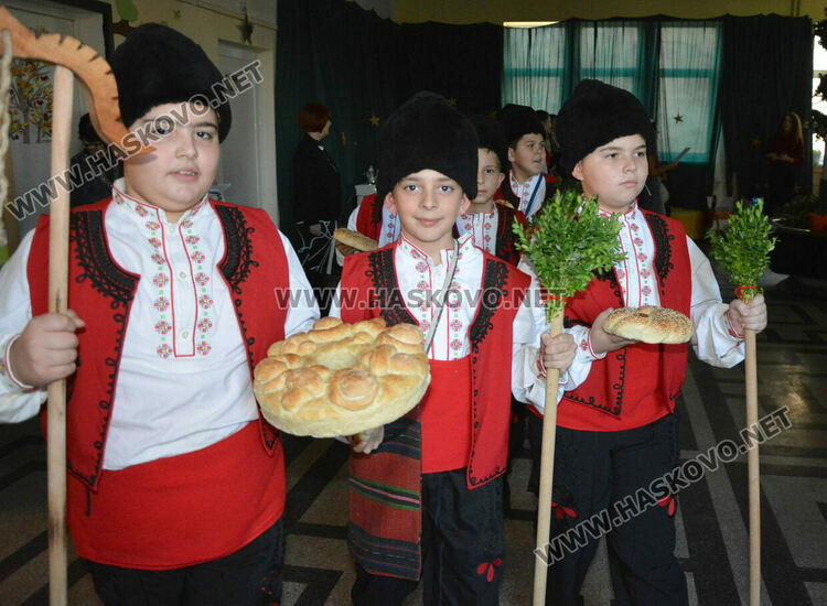 Представиха коледни обичаи и замесиха обредни хлябове в СУ „Васил Левски“