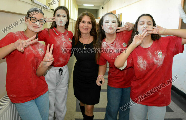 Представиха коледни обичаи и замесиха обредни хлябове в СУ „Васил Левски“