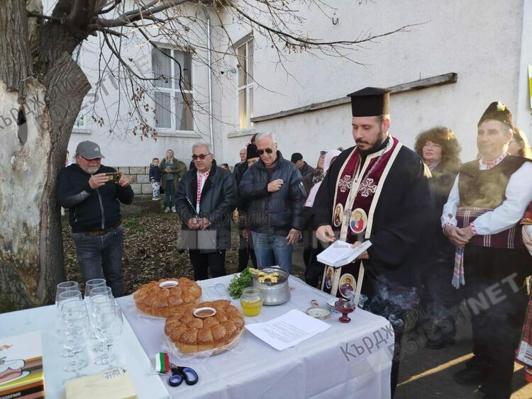 Стартира мащабен ремонт на народно читалище "Родопски фар 1938"в Кърджали/снимки/
