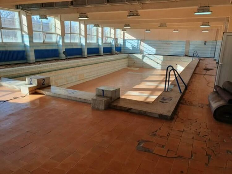 В X ОУ „Алеко Константинов“ продължава цялостният ремонт на басейна и прилежащите му обслужващи помещения