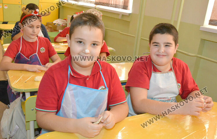 Представиха коледни обичаи и замесиха обредни хлябове в СУ „Васил Левски“