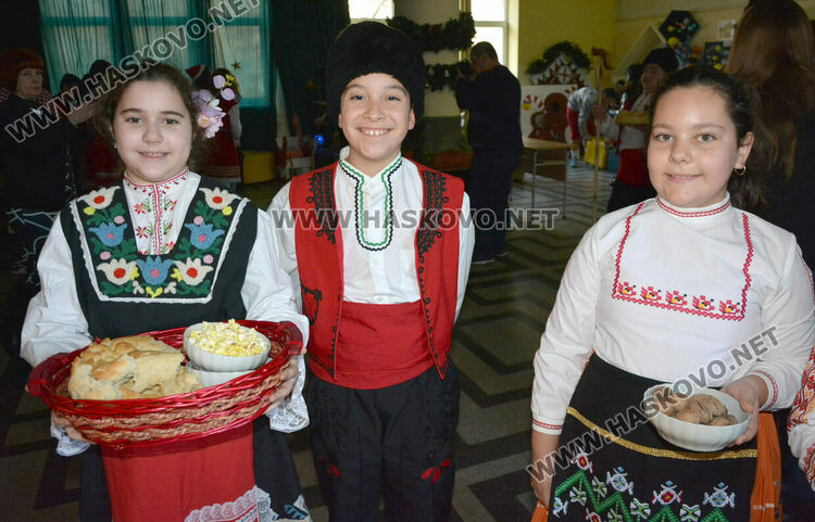 Представиха коледни обичаи и замесиха обредни хлябове в СУ „Васил Левски“
