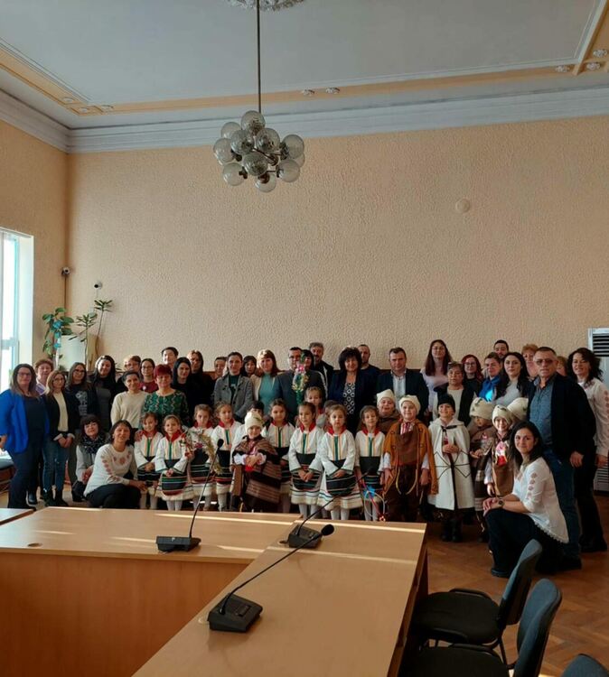 Малки коледари донесоха благословия и усмивки в Община Девин