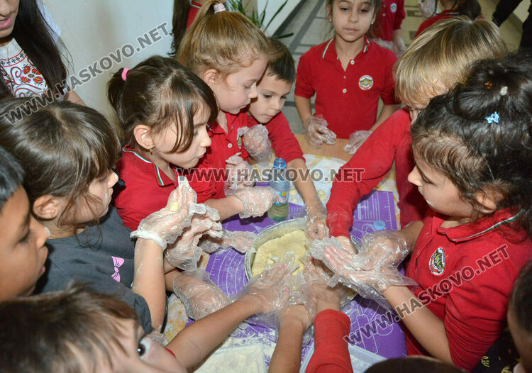 Представиха коледни обичаи и замесиха обредни хлябове в СУ „Васил Левски“