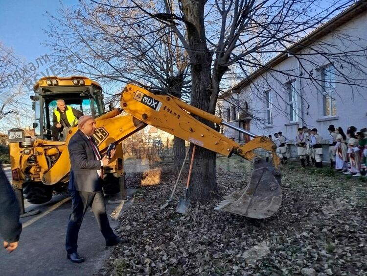 Стартира мащабен ремонт на народно читалище "Родопски фар 1938"в Кърджали/снимки/