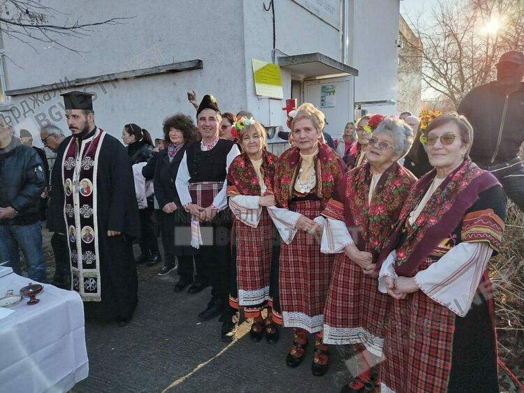 Стартира мащабен ремонт на народно читалище "Родопски фар 1938"в Кърджали/снимки/