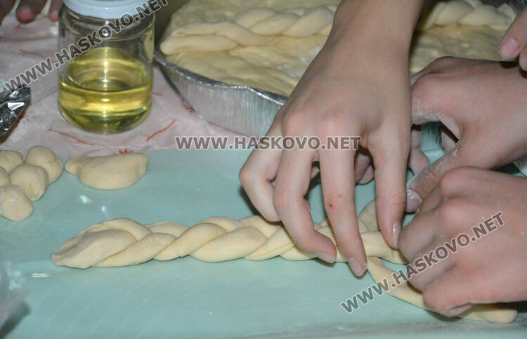 Представиха коледни обичаи и замесиха обредни хлябове в СУ „Васил Левски“