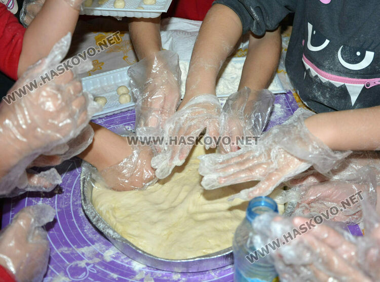 Представиха коледни обичаи и замесиха обредни хлябове в СУ „Васил Левски“