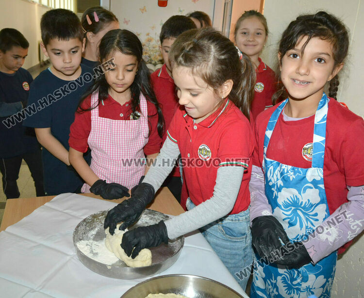 Представиха коледни обичаи и замесиха обредни хлябове в СУ „Васил Левски“