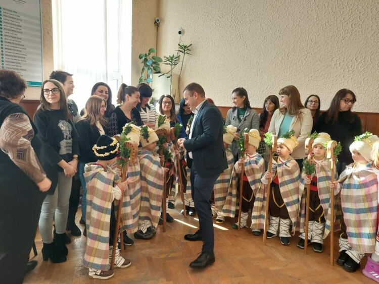 Малки коледари донесоха благословия и усмивки в Община Девин