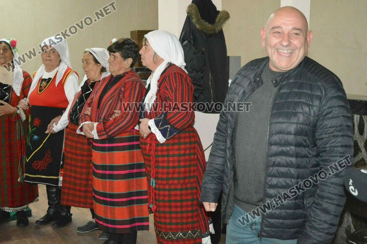 Обичаят &bdquo;полазване&ldquo; пресъздадоха на Игнажден в Узунджово