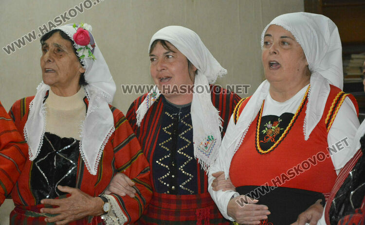 Обичаят &bdquo;полазване&ldquo; пресъздадоха на Игнажден в Узунджово