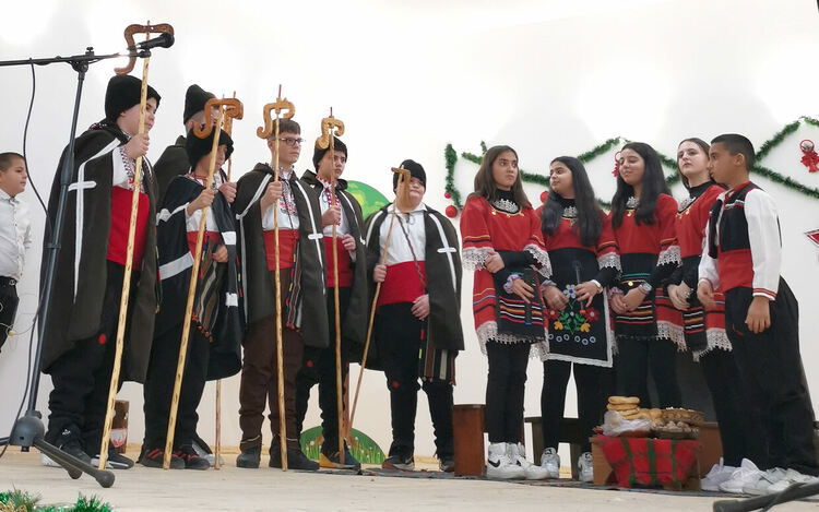 Коледно тържество и благотворителна инициатива за подпомагане на деца се проведе в училището в Малево