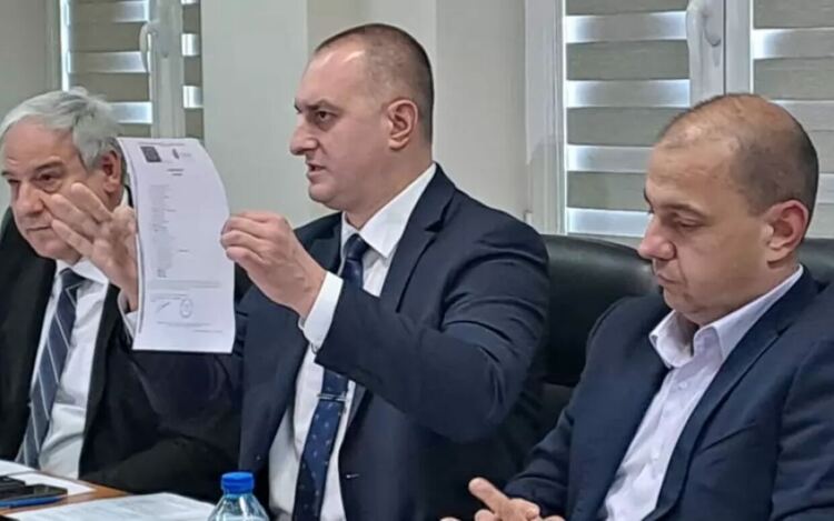 Шефът на БАБХ Светлозар Патарински свика брифинг, за да покаже документ от лабораторията в Мопрелие, потвърждаващ, че във фермата на Илиеви е влязла чума. У нас пристигна мисия от ЕК, за да провери дали българските власти взимат всички необходими.