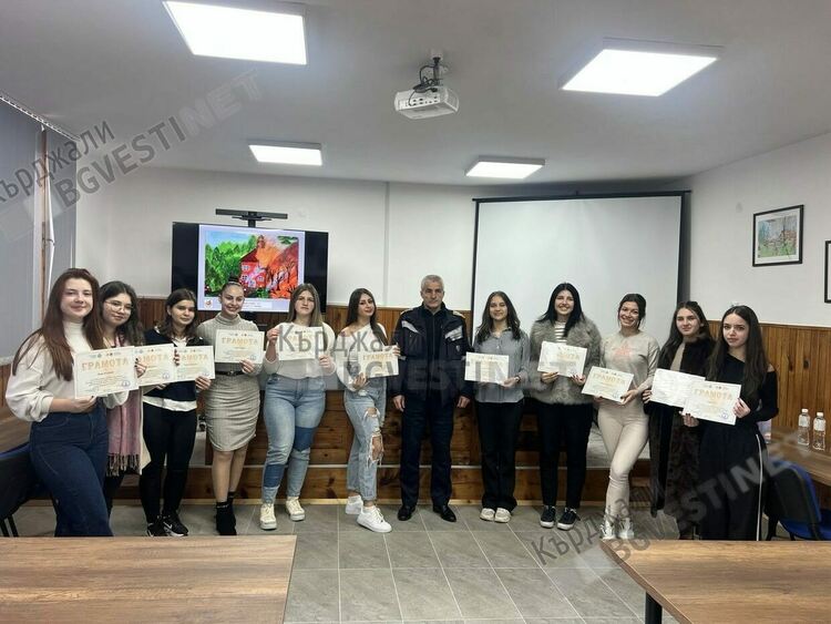 Пожарната в Кърджали награди 11 деца с грамоти,участваха в конкурс за есе