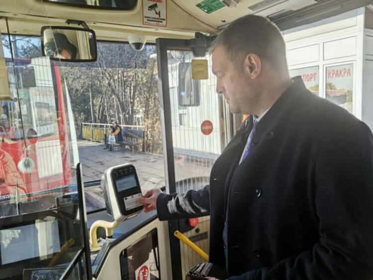 Нововъведенията в системата на таксуване в градския транспорт, представи от зам.-кмета на община Перник Стефан Кръстев