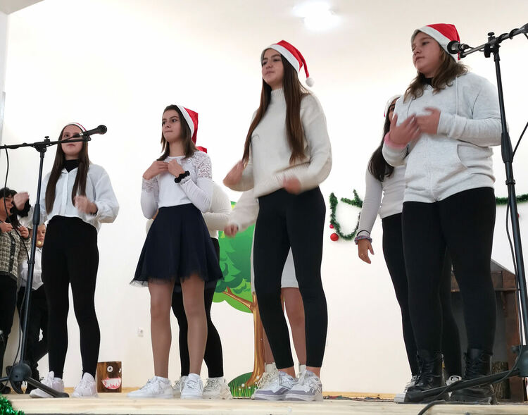 Коледно тържество и благотворителна инициатива за подпомагане на деца се проведе в училището в Малево