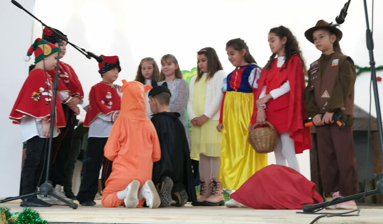 Коледно тържество и благотворителна инициатива за подпомагане на деца се проведе в училището в Малево