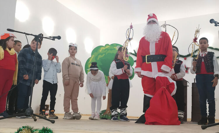 Коледно тържество и благотворителна инициатива за подпомагане на деца се проведе в училището в Малево