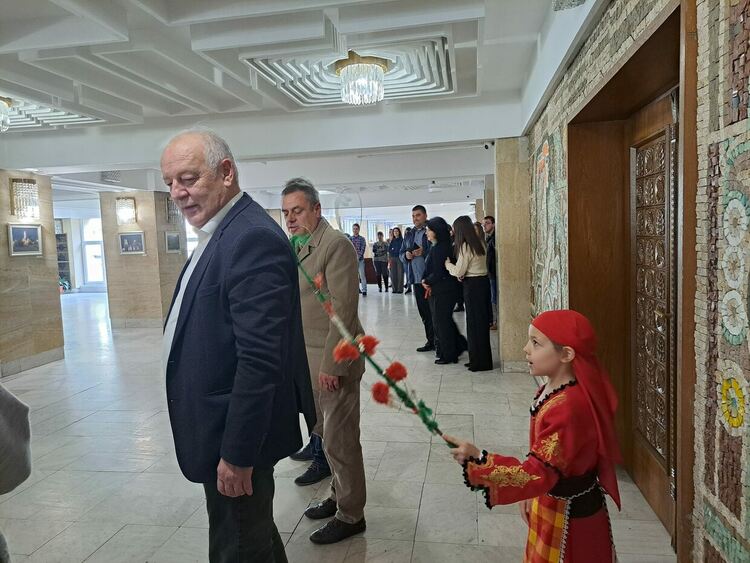  Малчугани от детска градина „Синчец“ пяха, танцуваха и сурвакаха за  Игнажден в Община Смолян