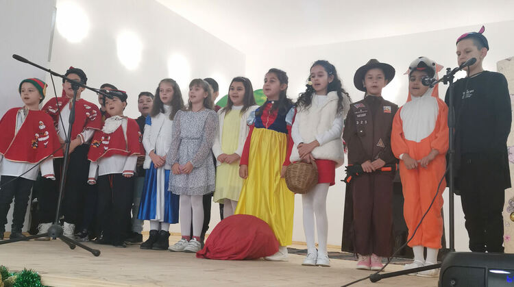 Коледно тържество и благотворителна инициатива за подпомагане на деца се проведе в училището в Малево