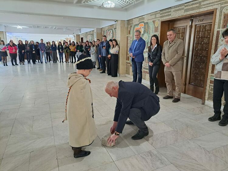  Малчугани от детска градина „Синчец“ пяха, танцуваха и сурвакаха за  Игнажден в Община Смолян