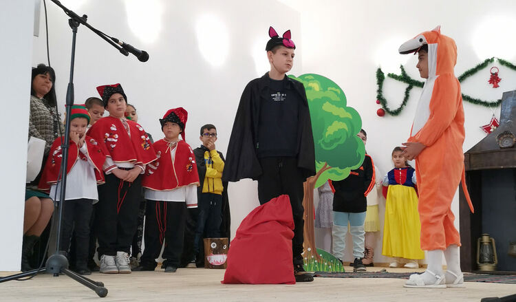 Коледно тържество и благотворителна инициатива за подпомагане на деца се проведе в училището в Малево