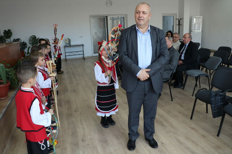 Сурвакарчета поздравиха ръководството на община Ардино