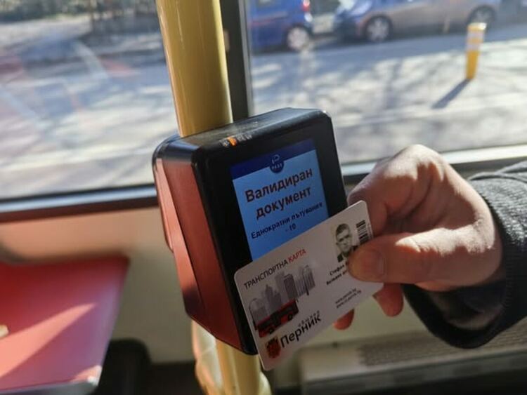Нововъведенията в системата на таксуване в градския транспорт, представи от зам.-кмета на община Перник Стефан Кръстев