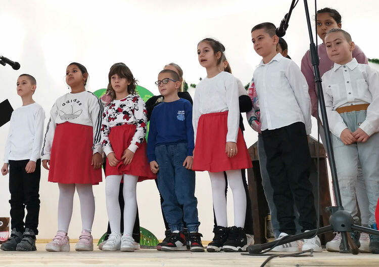 Коледно тържество и благотворителна инициатива за подпомагане на деца се проведе в училището в Малево