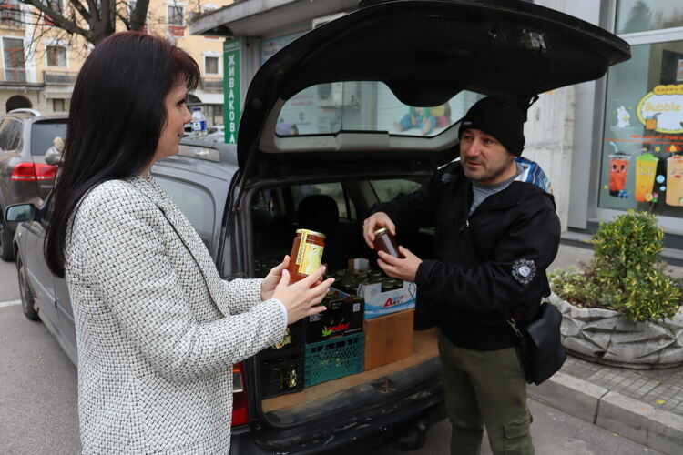 Пчелари дариха мед за общинските социални дейности в Хасково 