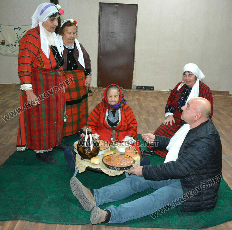 Обичаят „полазване“ пресъздадоха на Игнажден в Узунджово