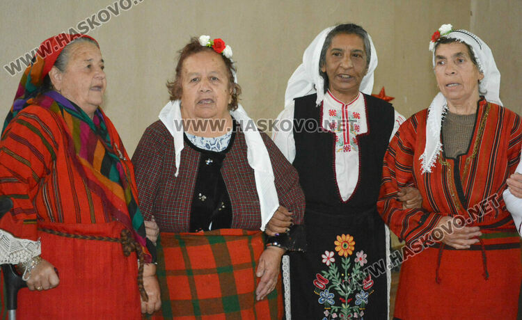 Обичаят &bdquo;полазване&ldquo; пресъздадоха на Игнажден в Узунджово