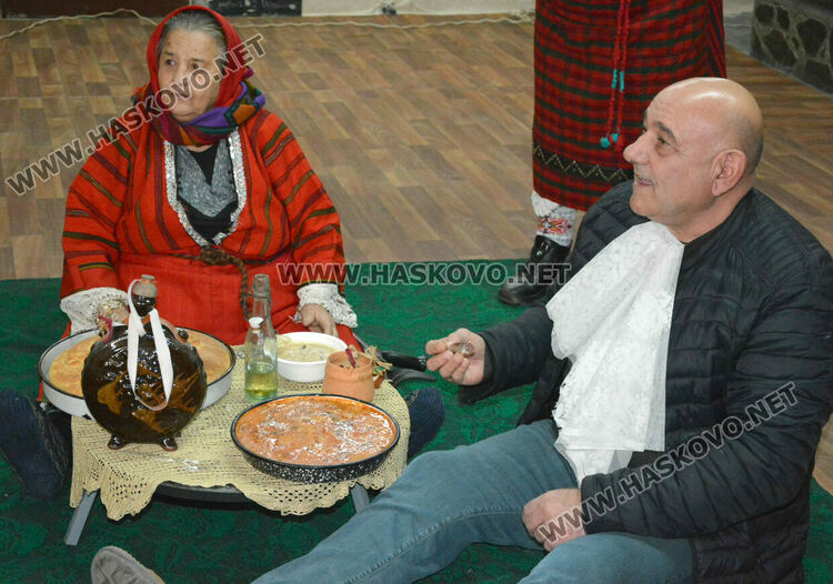 Обичаят &bdquo;полазване&ldquo; пресъздадоха на Игнажден в Узунджово