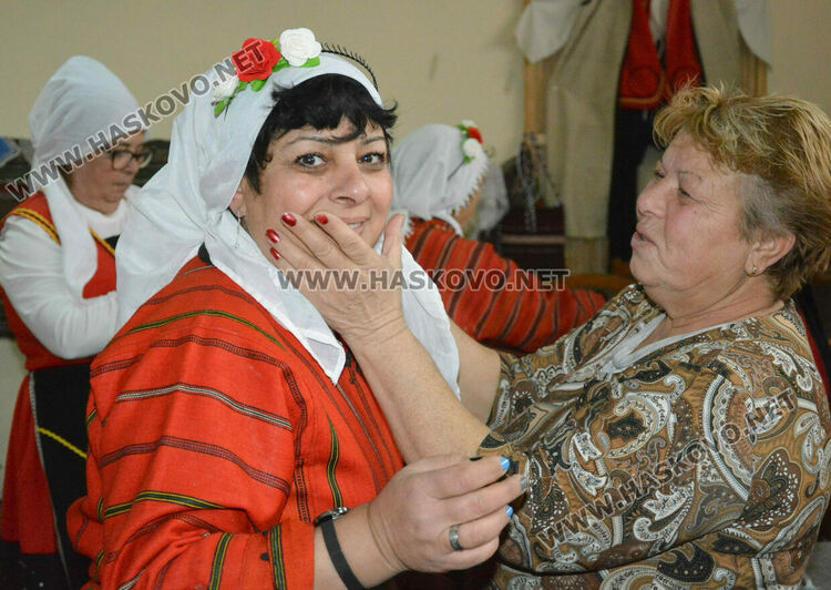 Обичаят &bdquo;полазване&ldquo; пресъздадоха на Игнажден в Узунджово