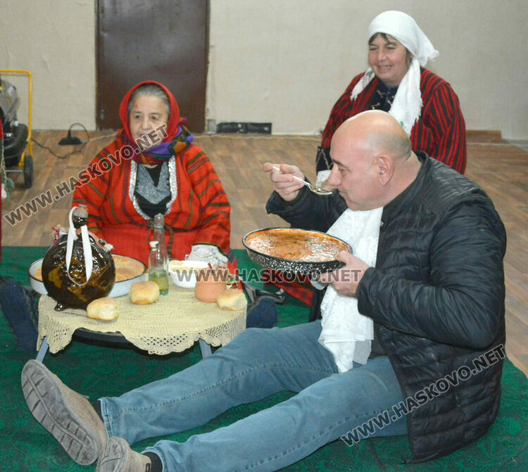 Обичаят „полазване“ пресъздадоха на Игнажден в Узунджово
