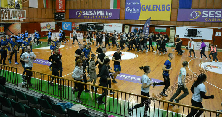 Спортисти от Хасково се включиха в благотворителна тренировка