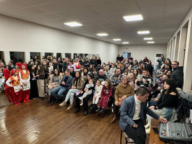 70 пакета с лакомства раздаде снощи читалище „Юмер Лютфи“ по време на празничния новогодишен концерт