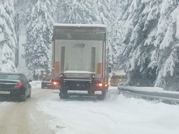 ТИР и автобус с износени гуми образуваха тапите на Рожен и Пампорово, новата снежна покривка в Смолянско е над 25 см.