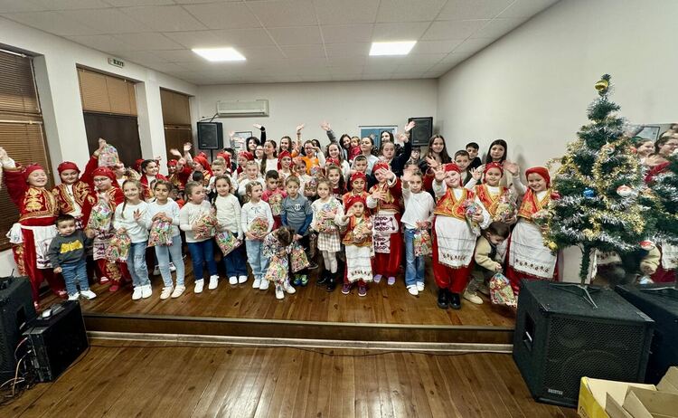 70 пакета с лакомства раздаде снощи читалище „Юмер Лютфи“ по време на празничния новогодишен концерт