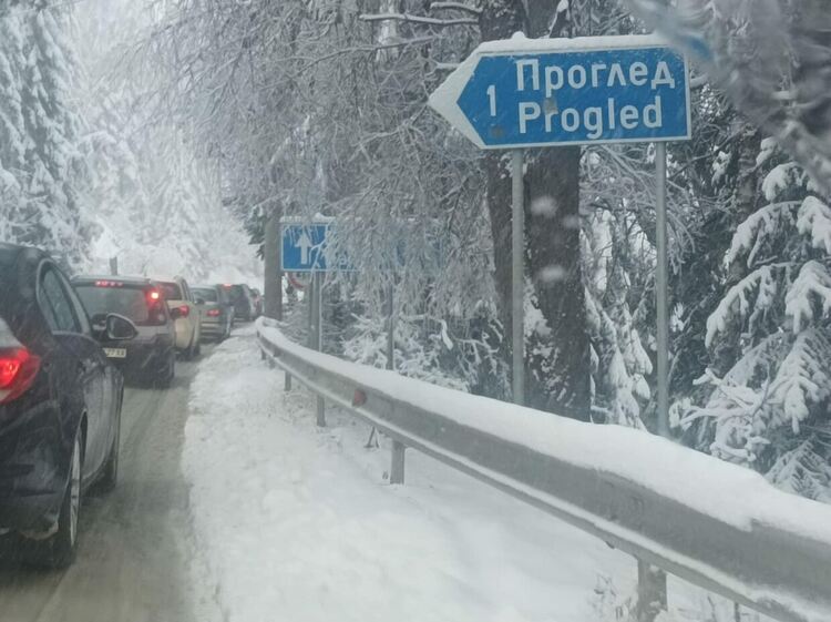 ТИР и автобус с износени гуми образуваха тапите на Рожен и Пампорово, новата снежна покривка в Смолянско е над 25 см.