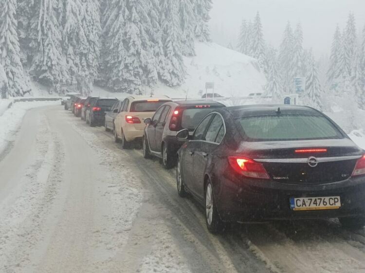 ТИР и автобус с износени гуми образуваха тапите на Рожен и Пампорово, новата снежна покривка в Смолянско е над 25 см.