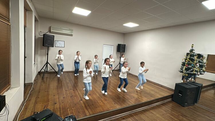 70 пакета с лакомства раздаде снощи читалище „Юмер Лютфи“ по време на празничния новогодишен концерт