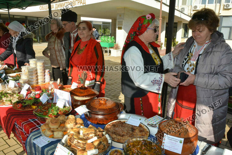 Близо 200 ястия представиха на Коледната трапеза в Димитровград